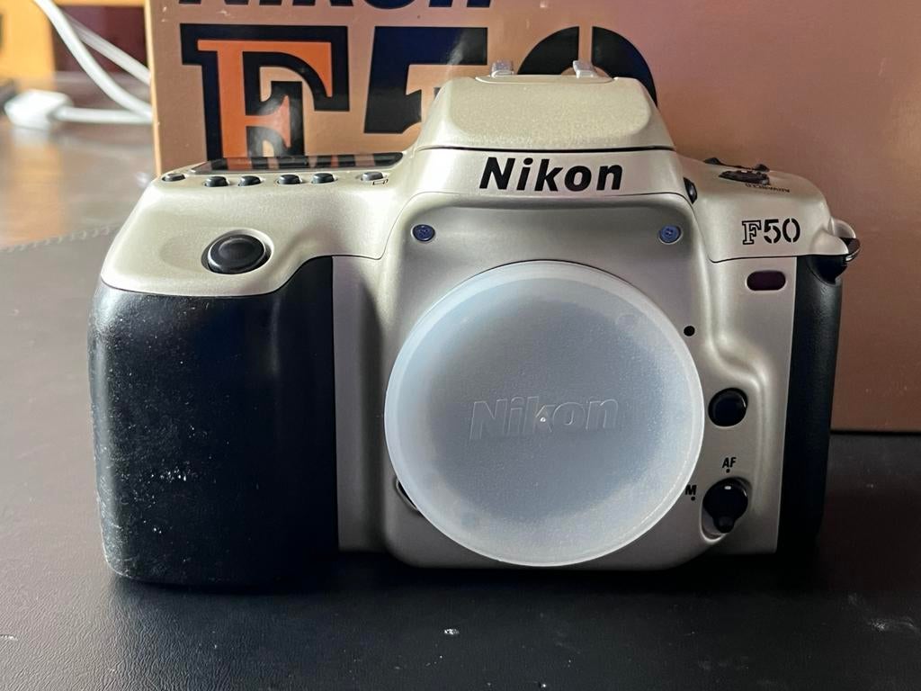 Nikon F50 silver met 28-80MM zoom lens, Audio, Tv en Foto, Fotocamera's Analoog, Ophalen of Verzenden, Zo goed als nieuw, Spiegelreflex