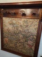 Antieke houten kapstok met stoffen borduurwerk, Huis en Inrichting, Wandkapstok, Gebruikt, 100 tot 150 cm, Ophalen of Verzenden