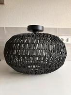 Zwarte rotan lamp, Huis en Inrichting, Lampen | Hanglampen, Ophalen, Gebruikt, Minder dan 50 cm