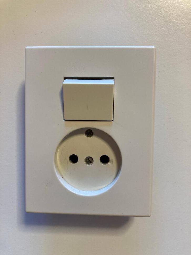 1x combinatie contactdoos-schakelaar - inbouw, Doe-het-zelf en Verbouw, Elektra en Kabels, Gebruikt, Overige typen, Ophalen of Verzenden