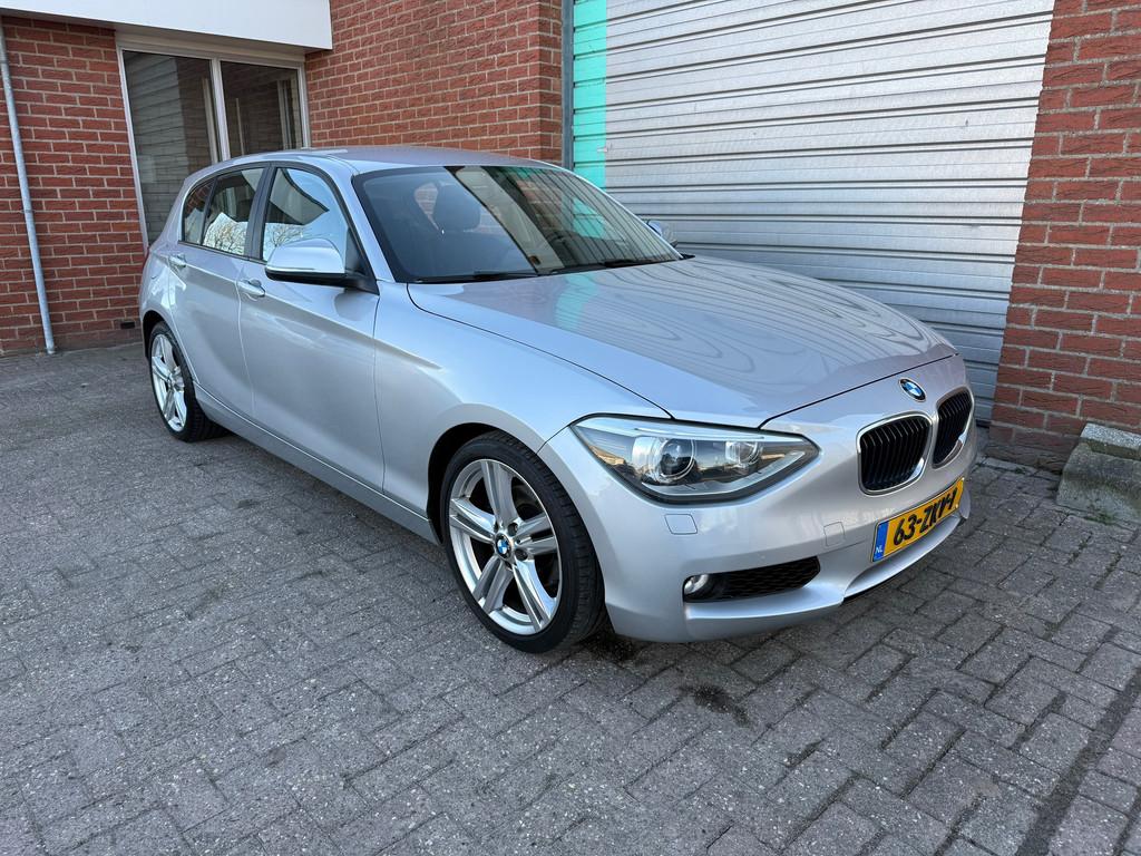 BMW 1-serie 118i Upgrade Edition automaat NAV.+ Airco Bj:201, Auto's, Euro 5, Achterwielaandrijving, Gebruikt, 4 cilinders