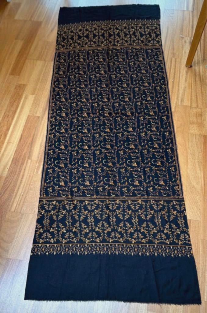 Kashmiri shawl with hand embroidery Very good, Ophalen of Verzenden, Zo goed als nieuw, Maat 46/48 (XL) of groter, Sjaal
