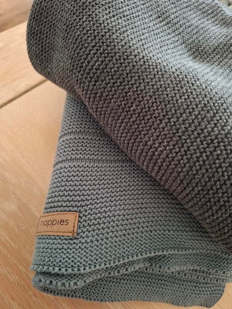 Gebreide deken, Noppies. Kl: grijs., Ophalen of Verzenden, Wit, Jongetje of Meisje, Deken of Dekbed