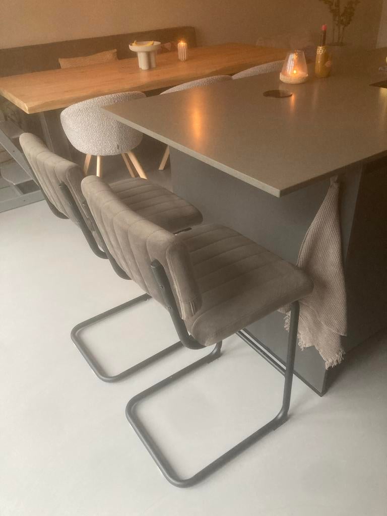 2 By-Boo barkrukken - Zithoogte 65 cm, Huis en Inrichting, Barkrukken, Ophalen, Met voetsteun, 60 tot 90 cm, Zo goed als nieuw