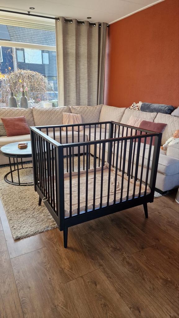 Zwarte box met boxkleed, Kinderen en Baby's, Boxen, Ophalen, Gebruikt, Vierkant, Boxkleed