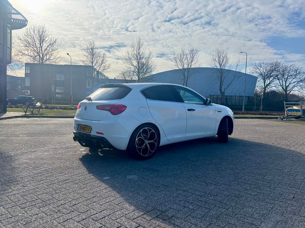 Alfa Romeo Giulietta 1.4 Turbo  | CARPLAY | QV 18’’, Auto's, Alfa Romeo, Voorwielaandrijving, 4 cilinders, Wit, Origineel Nederlands