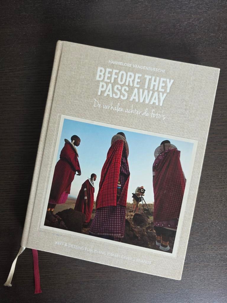 Before They Pass Away - Hannelore Vandenbussche, Boeken, Kunst en Cultuur | Fotografie en Design, Ophalen of Verzenden, Zo goed als nieuw