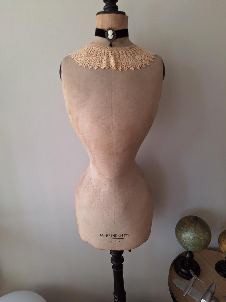 ANTIEKE FRANSE PASPOP Au Printemps Parijs met Wespentaille., Ophalen of Verzenden