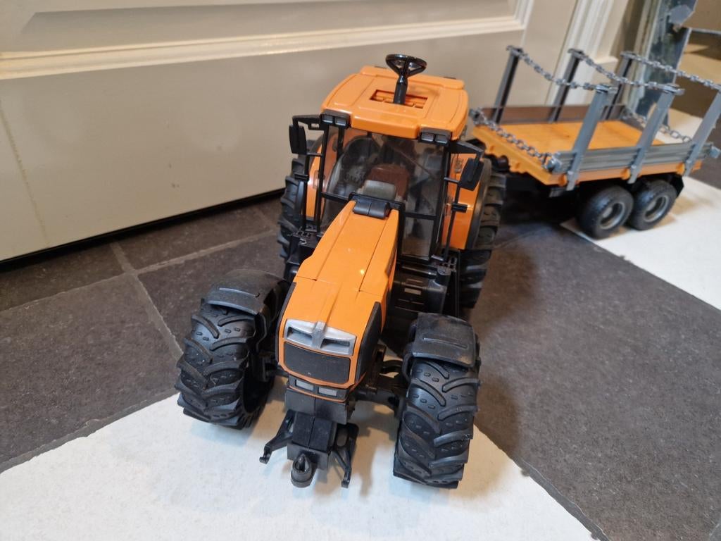 Bruder trekker renault met aanhanger met boomstammen, Ophalen of Verzenden, Zo goed als nieuw