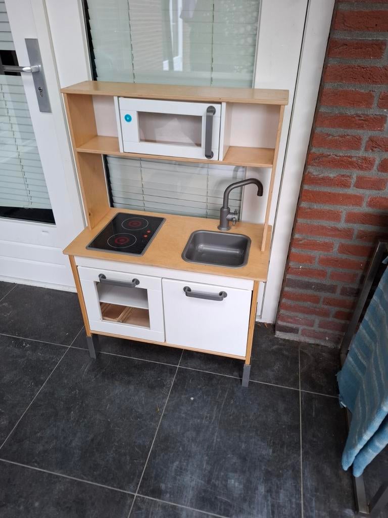 IKEA DUKTIG Speelkeuken met magnetron en kookplaat, Ophalen of Verzenden, Gebruikt, Hout, Speelkeuken