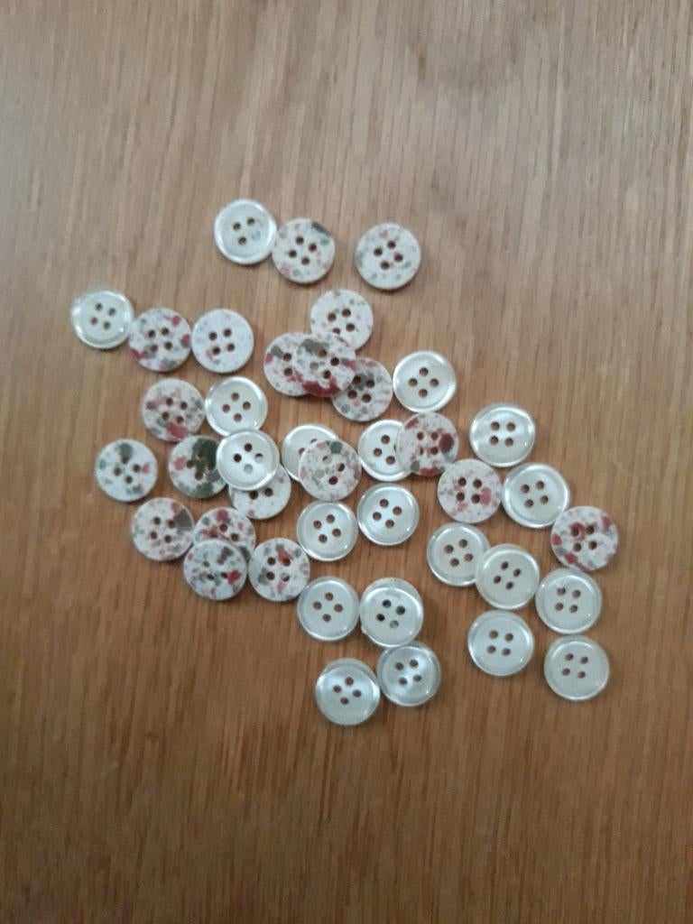 41 dezelfde knoopjes - voor en achterkant zijn verschillend, Ophalen of Verzenden, Zo goed als nieuw, Knoop of Knopen