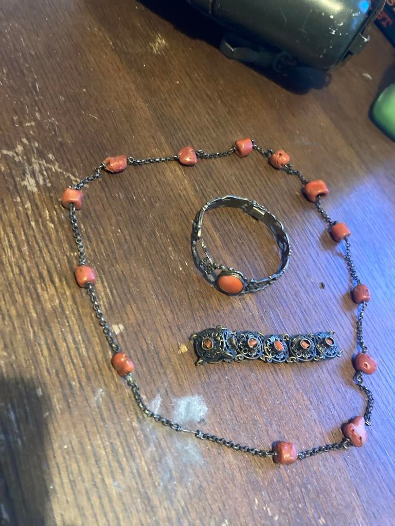 Vintage sieradenset: ketting, armband en broche met koraal, Sieraden, Tassen en Uiterlijk, Antieke sieraden, Ophalen of Verzenden