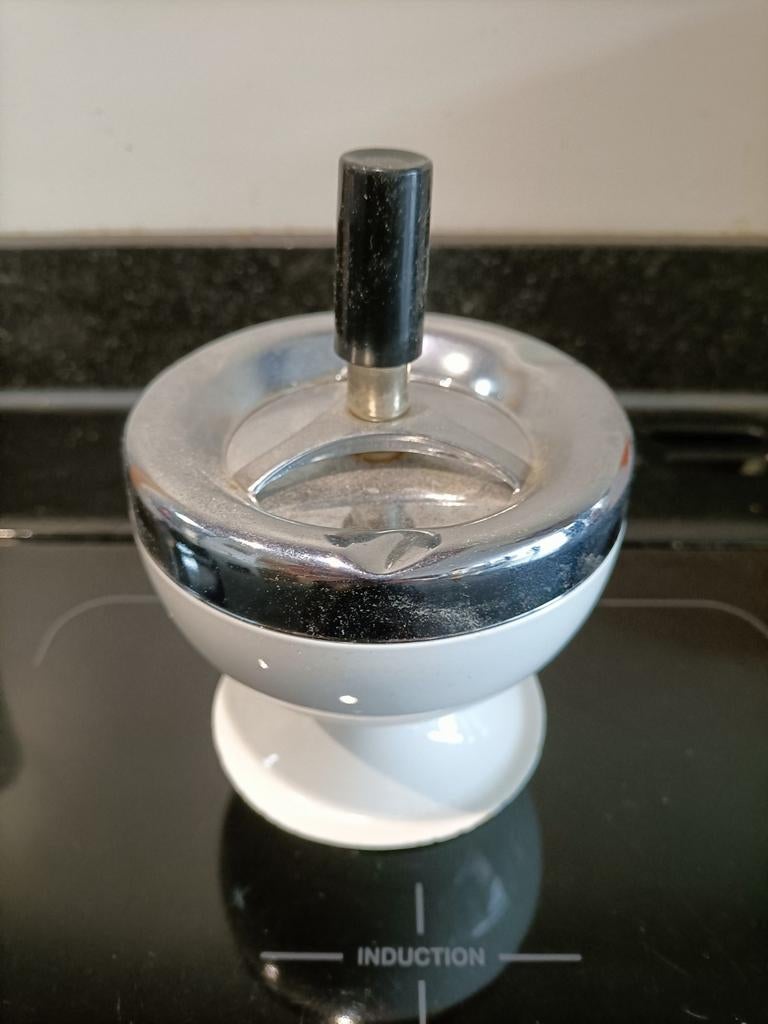 Retro spin of draai asbak. Vintage. Emaille voet., Ophalen
