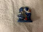 Delfts blauw beeldje kussend stel 9 cm. Hoog, Ophalen of Verzenden, Gebruikt, Mens