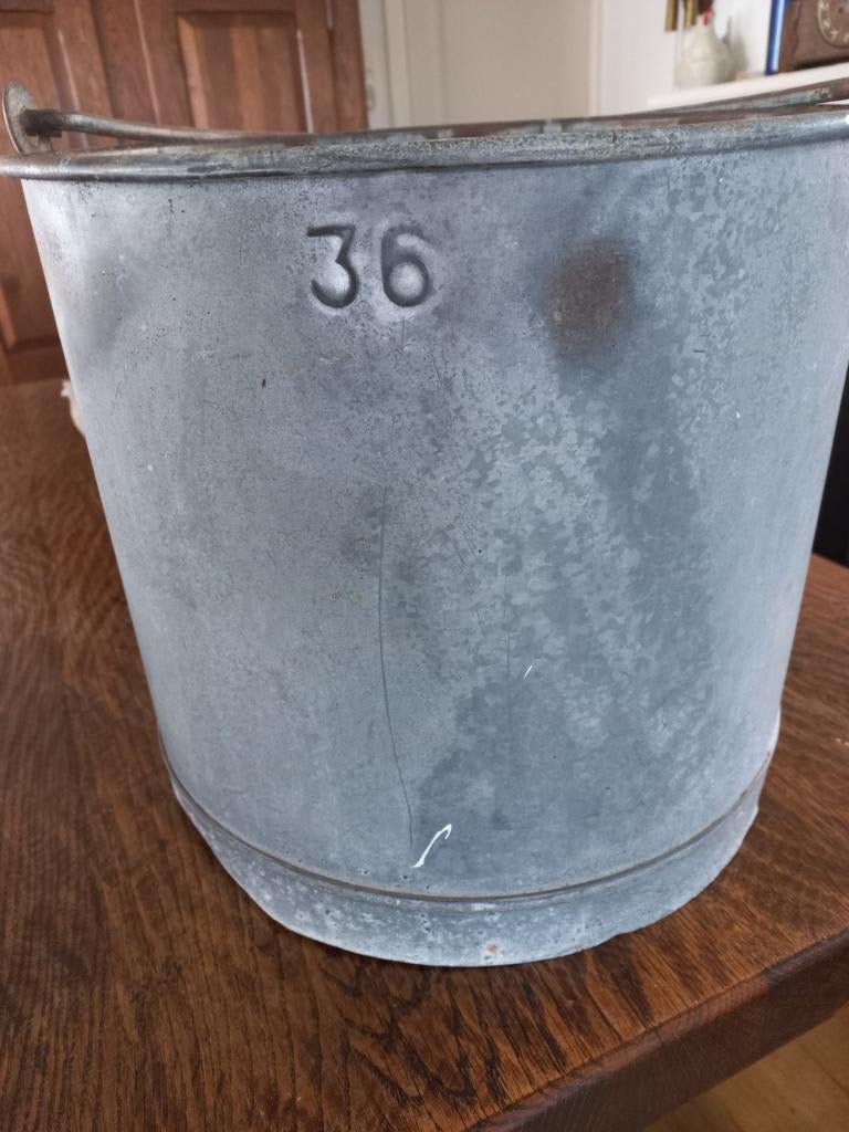 Oude zinken emmer met nummer 36, Antiek en Kunst, Ophalen