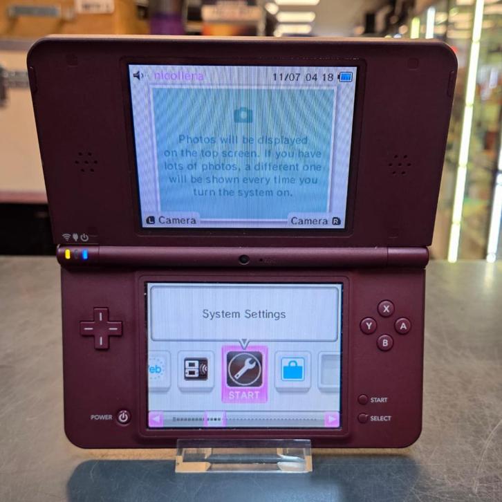 Nintendo DSI XL - Bordeaux Rood Compleet Met Lader + Pen, Spelcomputers en Games, Spelcomputers | Nintendo 2DS en 3DS, Zo goed als nieuw