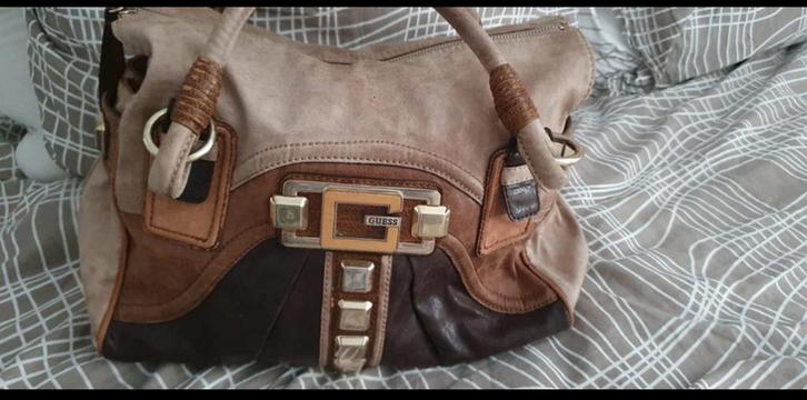 Stijlvolle Guess handtas in bruin- en beigetinten, Sieraden, Tassen en Uiterlijk, Tassen | Damestassen, Gebruikt, Handtas, Bruin