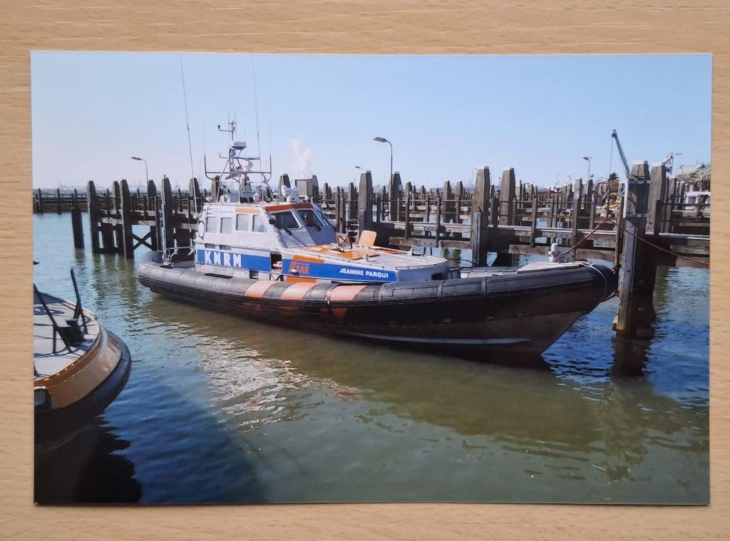Foto van reddingboot Jeanine Parqui KNRM – Hoek van Holland, Verzamelen, Verzenden, 1980 tot heden, Foto, Nieuw