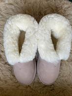 Nieuwe wolgevoerde pantoffels van Schapenvel. nl maat 39, Kleding | Dames, Schoenen, Beige, Nieuw, Ophalen of Verzenden, Pantoffels of Sloffen