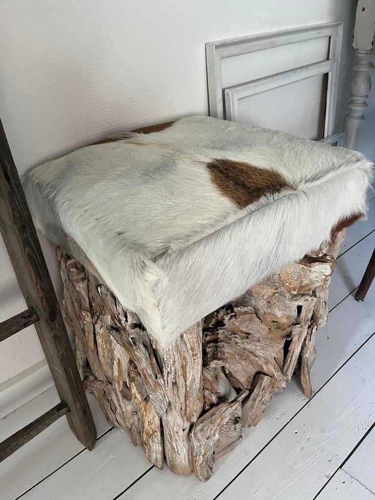 Hocker van hout en vacht., Ophalen, Zo goed als nieuw, Vierkant, Overige materialen