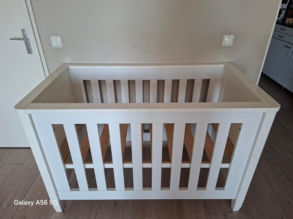 Wit houten ledikantje voor baby of peuter, Ophalen of Verzenden, Gebruikt, Ledikant