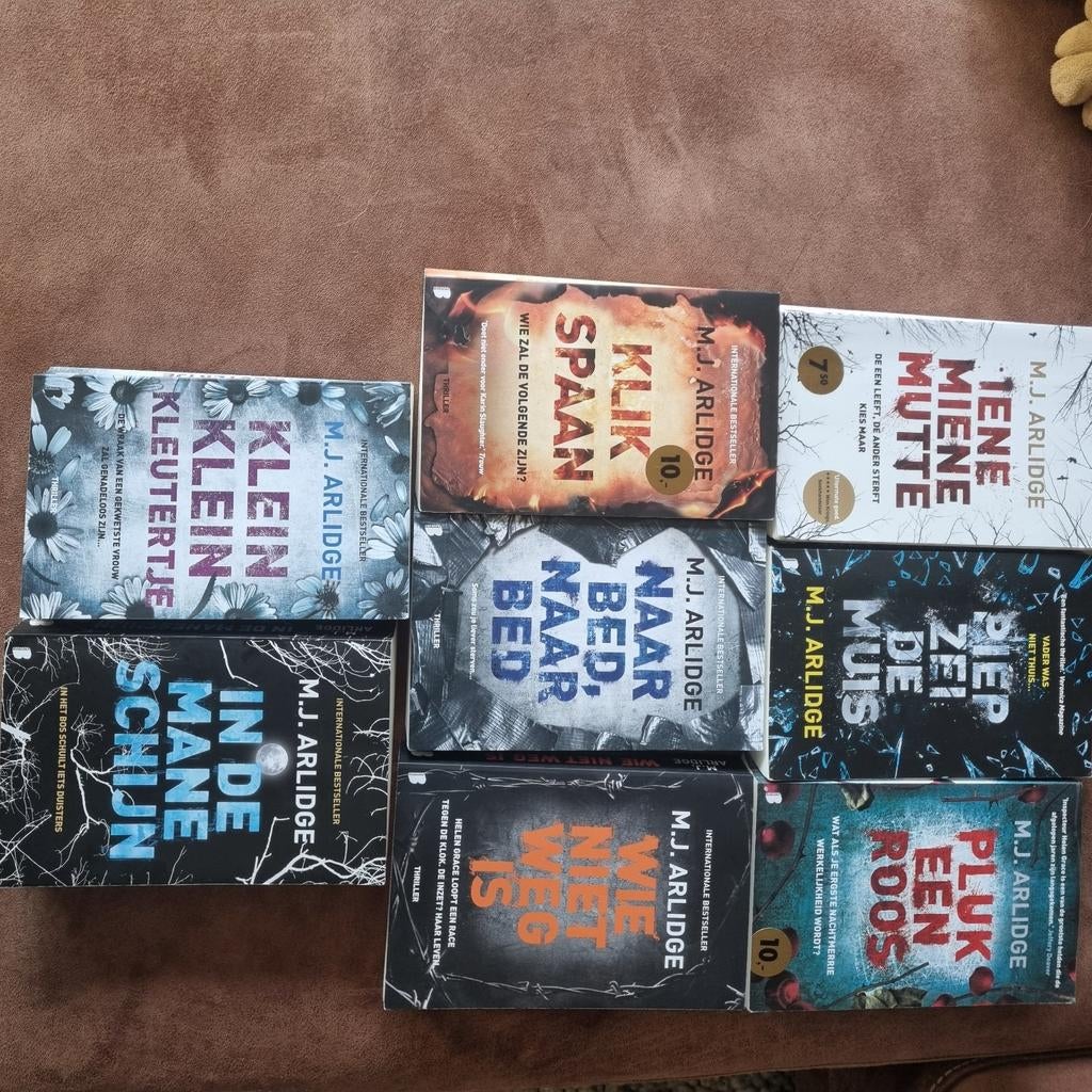 M.J. Arlidge - Helen Grace serie, 8 delen, Boeken, Ophalen of Verzenden, Zo goed als nieuw, M.J. Arlidge