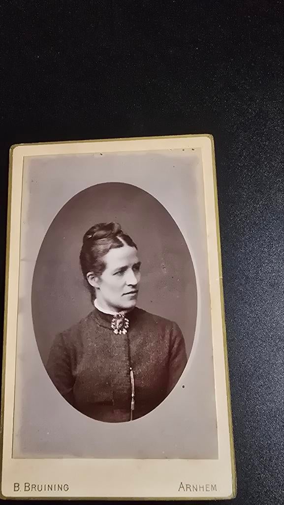 Antieke Foto: Vrouw uit Arnhem door B. Bruining (ca. 1880), Ophalen of Verzenden