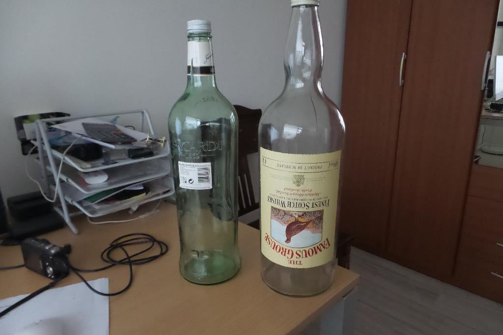 2 zeer grote flessen Whisky en bacardi, Verzamelen, Merken en Reclamevoorwerpen, Ophalen of Verzenden, Zo goed als nieuw, Gebruiksvoorwerp