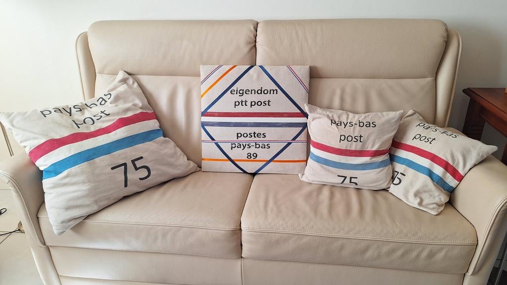 Set van 4 unieke sierkussens met postzak design, Ophalen, Zo goed als nieuw, Beige, Vierkant