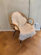 Rotan kinderstoel met schapenvacht, Ophalen, Gebruikt, Bruin, Riet of Rotan