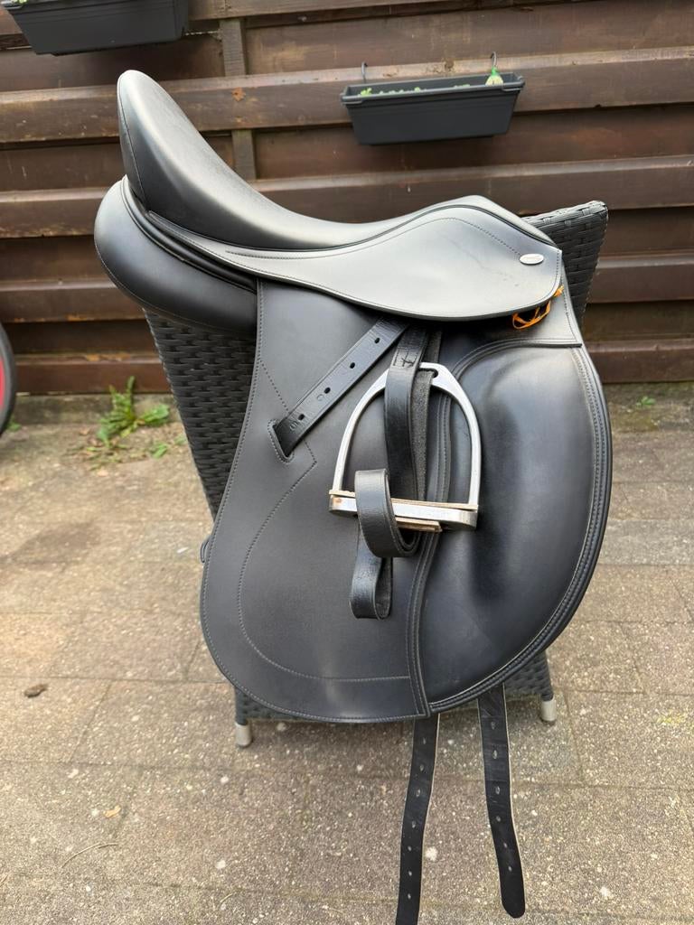 Tekna S-line dressuurzadel 17,5 inch, Ophalen, Zo goed als nieuw, Dressuur