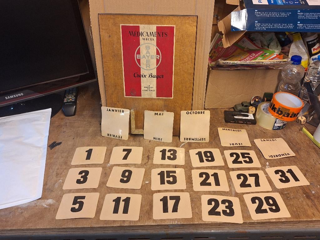 Vintage winkeldisplay kalender Bayer medicamenten jaren 50, Antiek en Kunst, Curiosa en Brocante, Ophalen of Verzenden