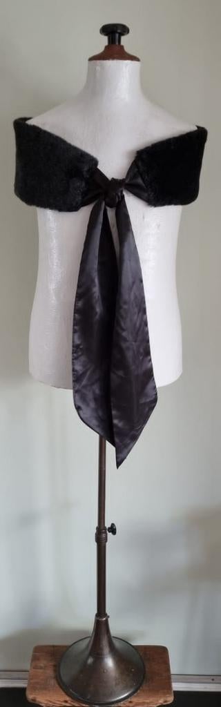 Oude paspop met messing voet, Ophalen