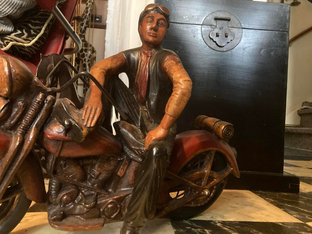 Houten beeld motorrijder op motor, Ophalen