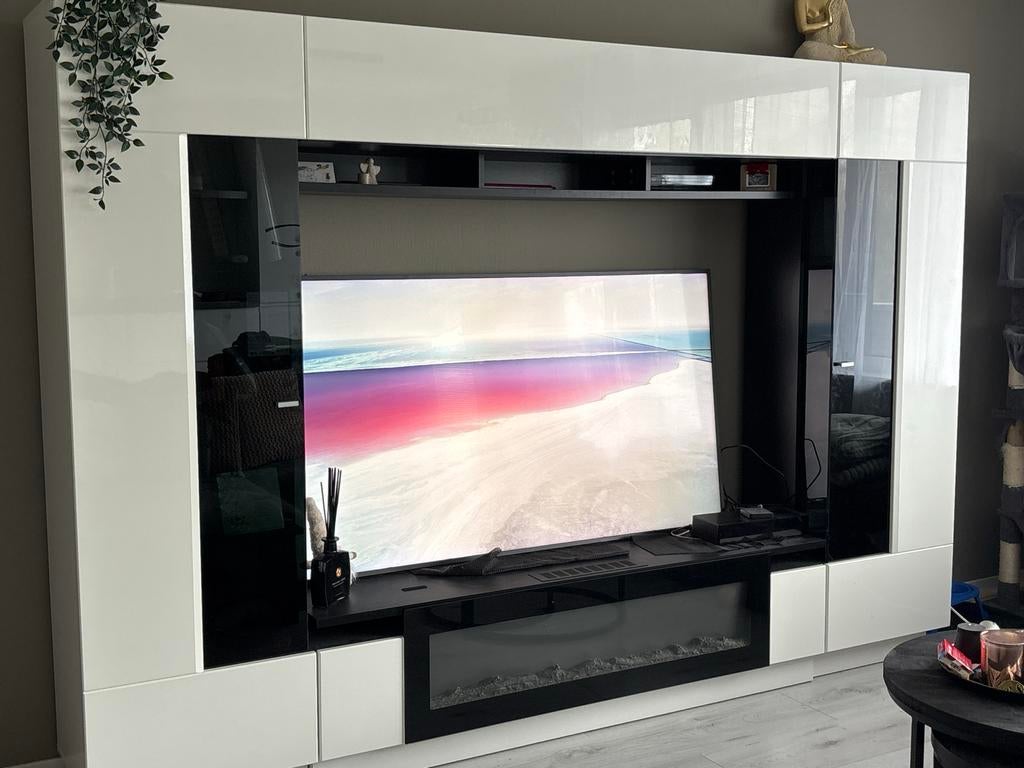 Moderne witte tv-kast met glazen deuren en sfeerhaard, Huis en Inrichting, Kasten | Televisiemeubels, Kunststof, Ophalen of Verzenden