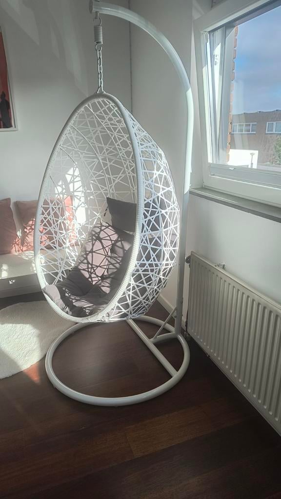 Witte hangstoel met standaard en kussen, Ophalen, Wit, Zo goed als nieuw, Eén
