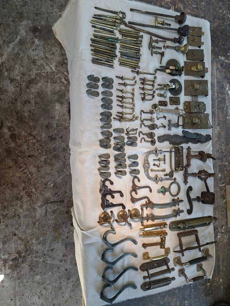 Diverse oude materialen: klinken, scharnieren, sloten, Ophalen of Verzenden, Gebruikt, Overige materialen, Overige typen