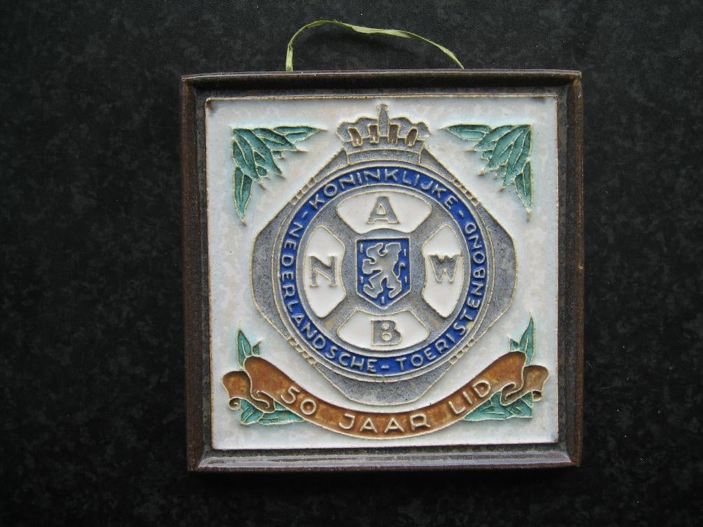 cloisonne tegel Porseleyne Fles 50 jaar ANWB lid 12 x 12 cm, Antiek en Kunst, Antiek | Wandborden en Tegels, Ophalen of Verzenden