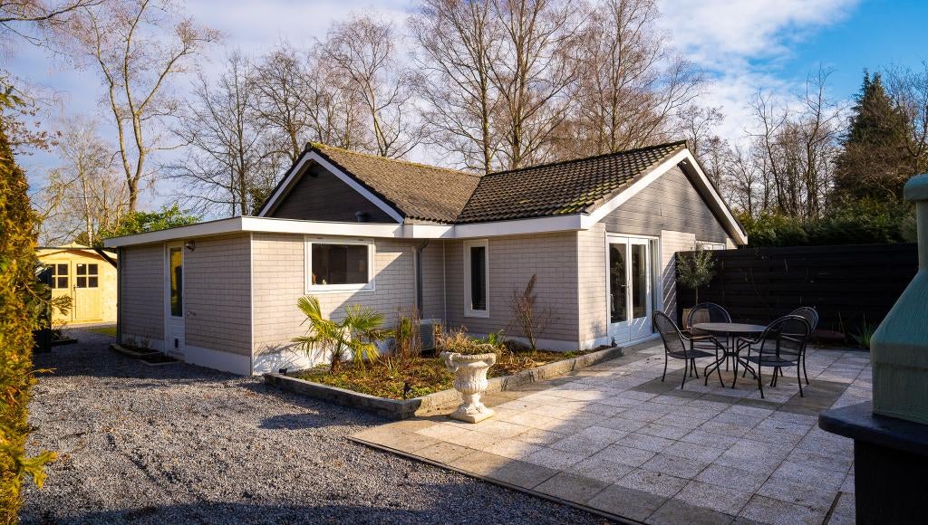 Recreatiewoning (steen) een riant perceel van 360 m2, Huizen en Kamers, Recreatiewoningen te koop, 55 m², Gelderland, 2 slaapkamers