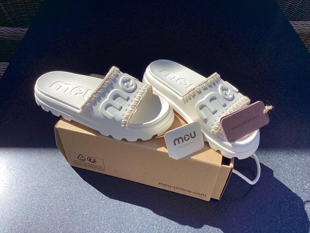 MOU creme witte slippers maat 41 nieuw, Kleding | Dames, Schoenen, Slippers, Wit, Ophalen of Verzenden, Zo goed als nieuw