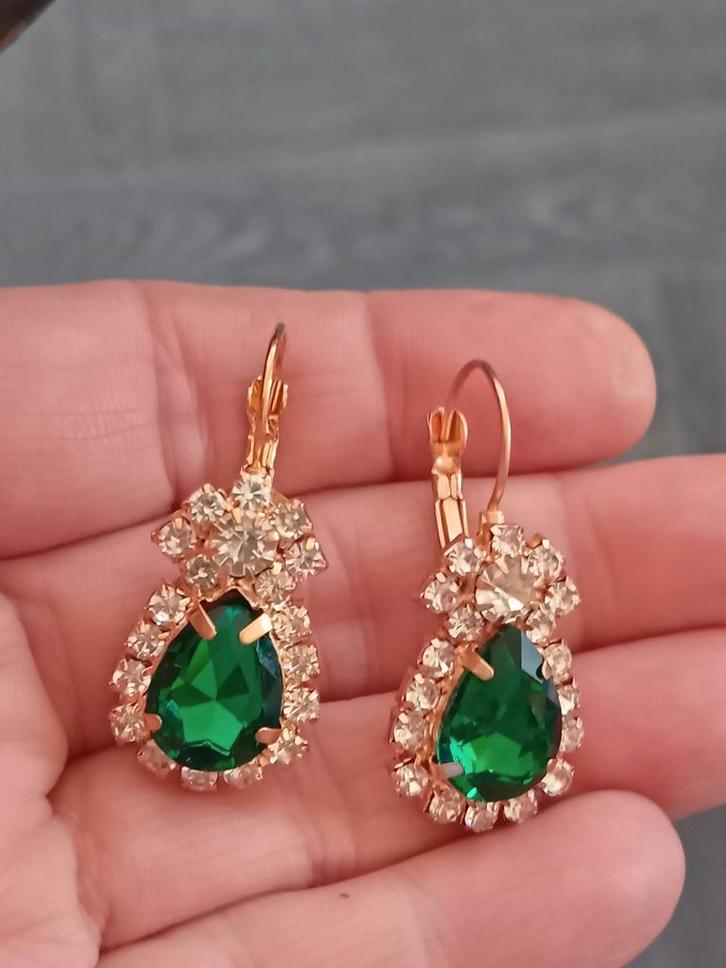 Nieuwe gouden oorbellen met smaragdgroene en witte stenen, Sieraden, Tassen en Uiterlijk, Oorbellen, Nieuw, Hangers, Overige materialen