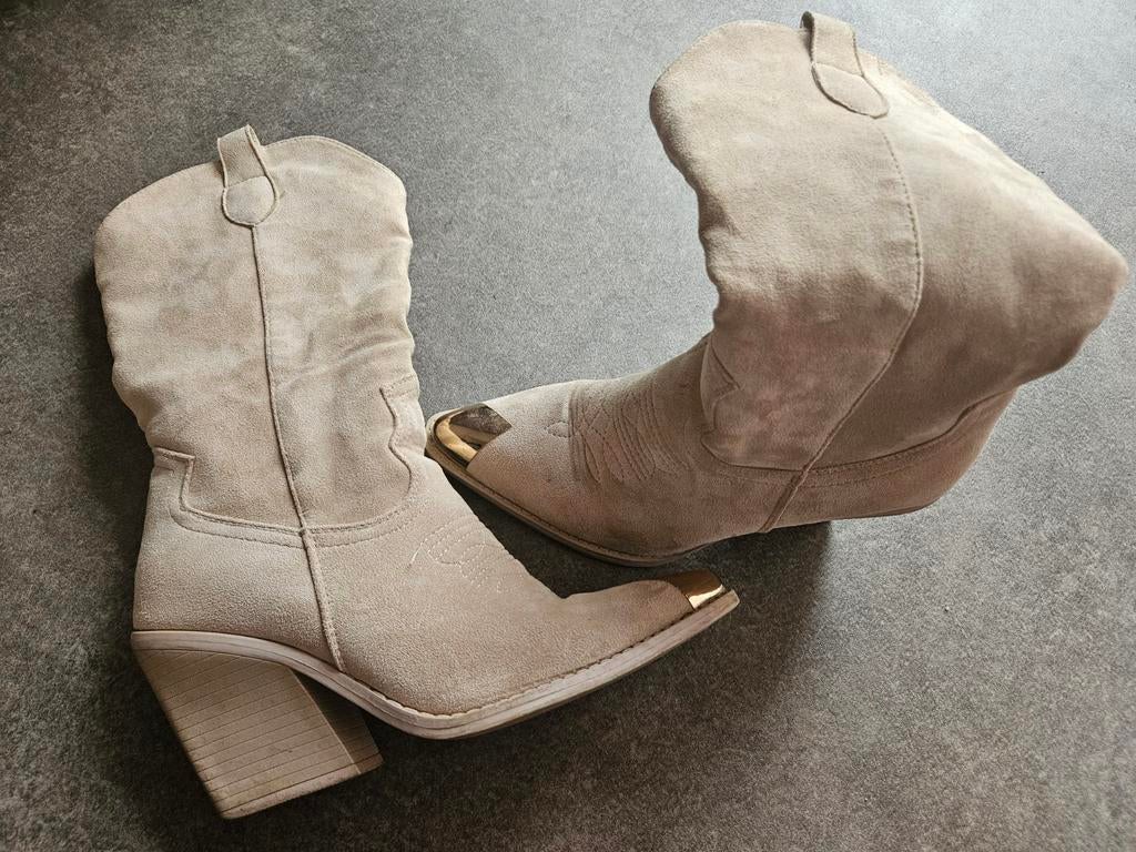 Beige suède cowboylaarzen met gouden neus, Hoge laarzen, Beige, Ophalen of Verzenden, Onbekend