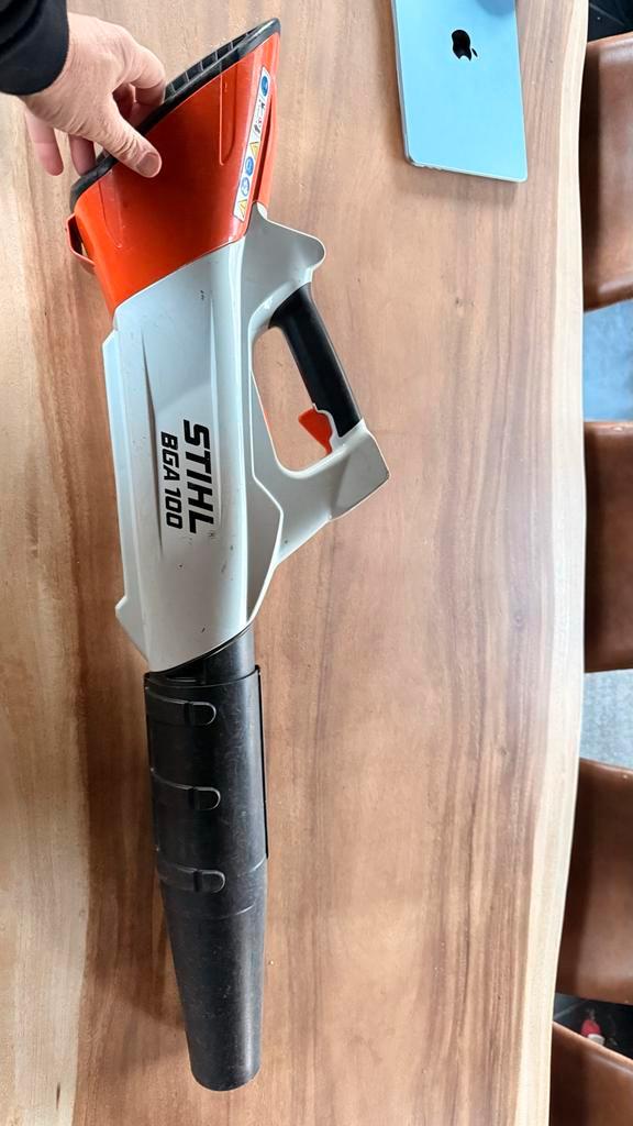 Stihl BGA100 Bladblazer met lader (zonder accu), Tuin en Terras, Bladblazers, Gebruikt, Handgedragen, Accu, Ophalen of Verzenden