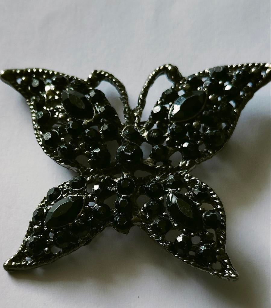 Jaren 60 zwarte rhinestones stenen vlinder broche, Ophalen of Verzenden, Zo goed als nieuw, Zwart, Overige materialen