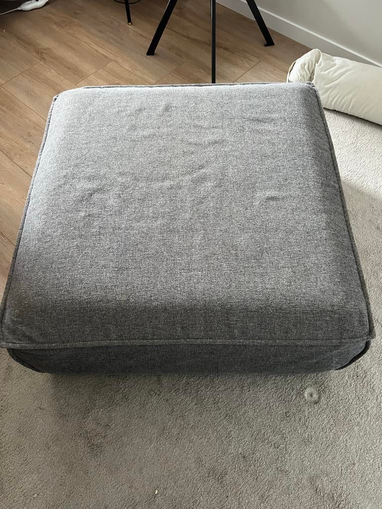 Hocker Nous Living Newton Donkergrijs, Huis en Inrichting, Banken | Voetenbanken en Poefen, Zo goed als nieuw, 75 tot 100 cm, Vierkant