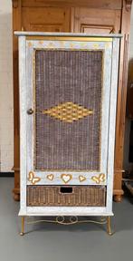 Grenen houten meidenkast, kast met rotan en metalen poten, Antiek en Kunst, Ophalen