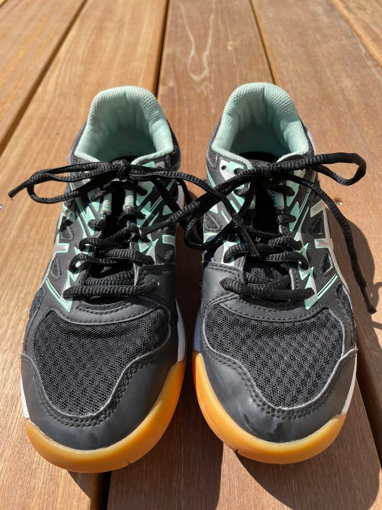 Asics zaalsport schoen maat 37, Sport en Fitness, Hockey, Ophalen of Verzenden, Zo goed als nieuw, Schoenen