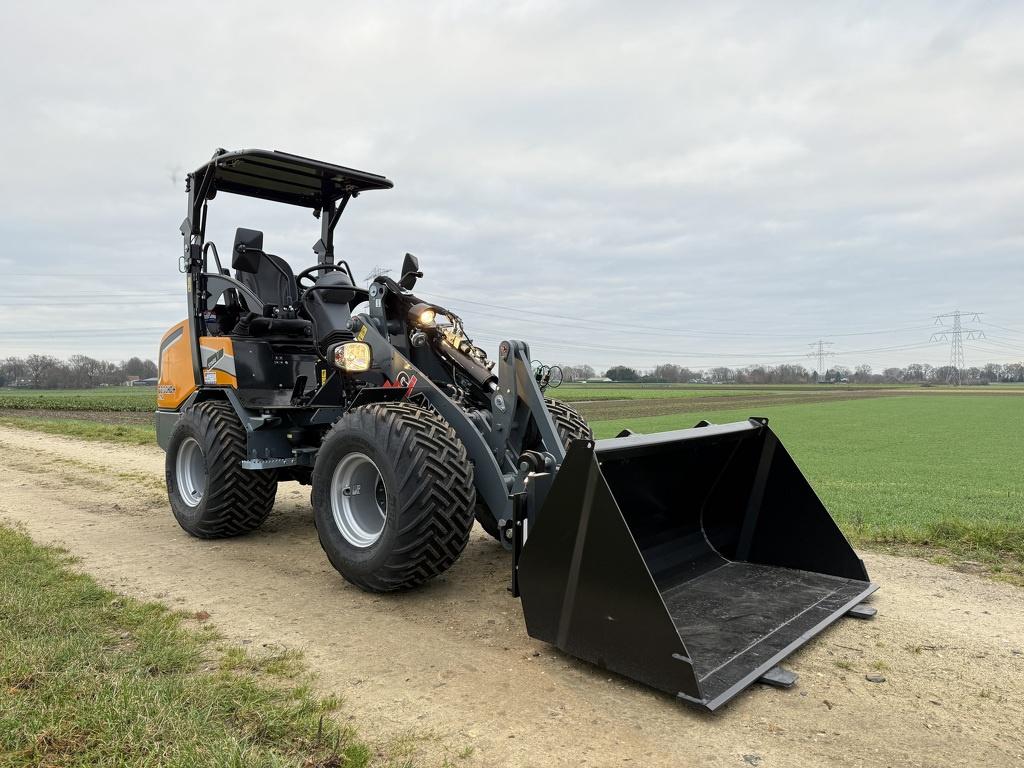Giant G2700 X-TRA HD+ minishovel 2025 incl bak en vorken, Zakelijke goederen, Machines en Bouw | Kranen en Graafmachines, Tobroco