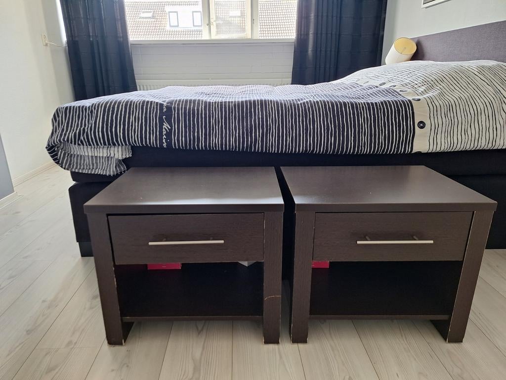 2 donkerbruine houten nachtkastjes, Ophalen, Gebruikt, Minder dan 45 cm, Minder dan 55 cm