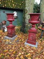 2 grote gietijzeren tuinvazen op sokkel, Ophalen, Gebruikt